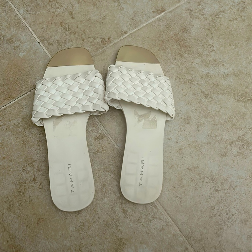 White sandal, gold shiny toe